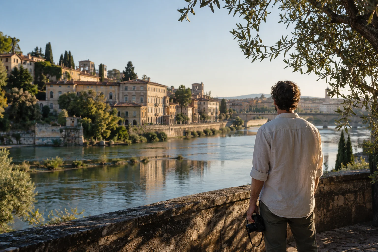 Иллюстрация: человек с камерой у реки в вечернем свете